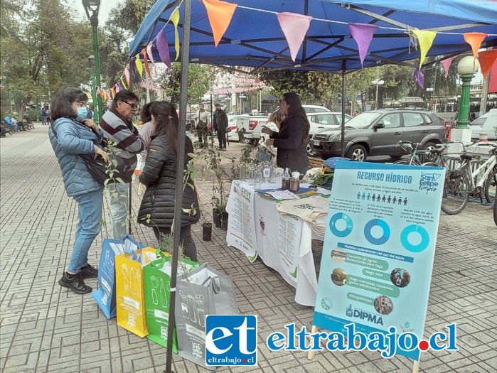 Este es el stand que estará todos los días lunes frente al municipio para entregar información y educar en el ámbito del reciclaje.