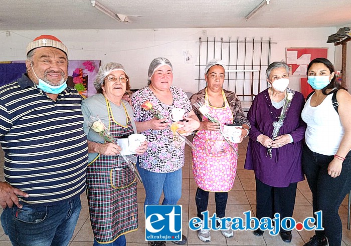 El concejal Guillermo Lillo, las voluntarias Patricia Latorre, Monserrat Sandoval y Lorena Báez; y quienes aportaron un granito de arena, María Angélica González y Teresa Urtubia, en la última olla común ‘Los Regalones de la Olla’ de la Villa Santa Teresa este 2022.