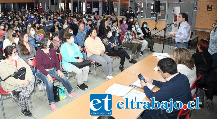 En la reunión participaron las 600 familias que postulan al condominio social más grande de Los Andes.