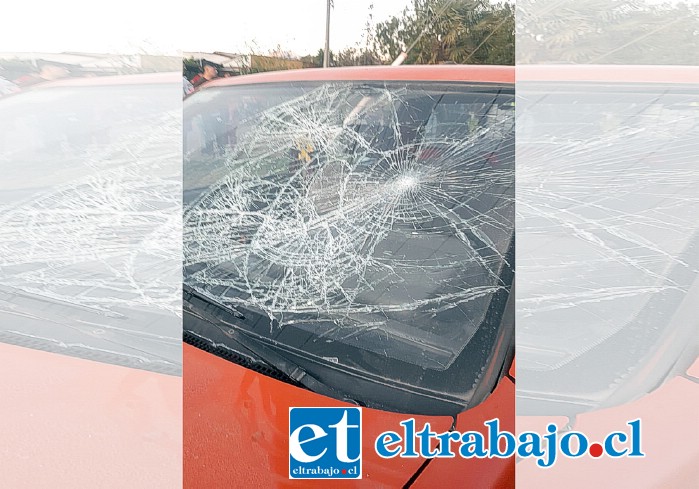 Violenta pelea se registró en calle Pedro de Valdivia, dejando dos heridos graves, daños a una vivienda y a vehículos particulares.