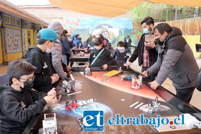 Dos serán los desafíos que tendrán que realizar los participantes: Torneo de Sumobot y Gestión de Residuos. Las agrupaciones que más puntos reúnan en estos desafíos serán los ganadores del encuentro.