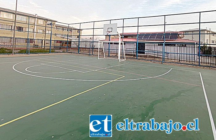 Así quedó la multicancha de Villa El Totoral. Más atrás la magnífica sede comunitaria. Ambas obras fueron remodeladas.