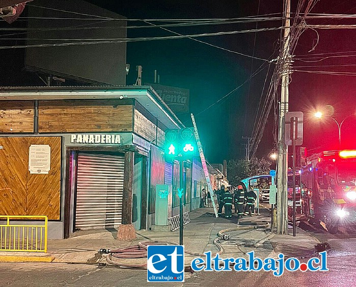 Personal de Bomberos trabajando en la emergencia de Maipú al llegar a Benigno Caldera este domingo en la noche.