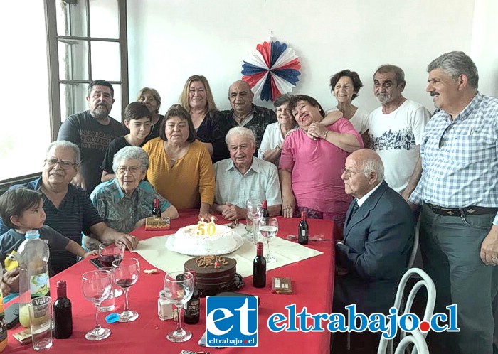 Los alumnos junto a sus profesores del Colegio Americano de San Felipe que funcionaba donde actualmente se encuentra el edificio corporativo de la empresa Esval en calle Freire.