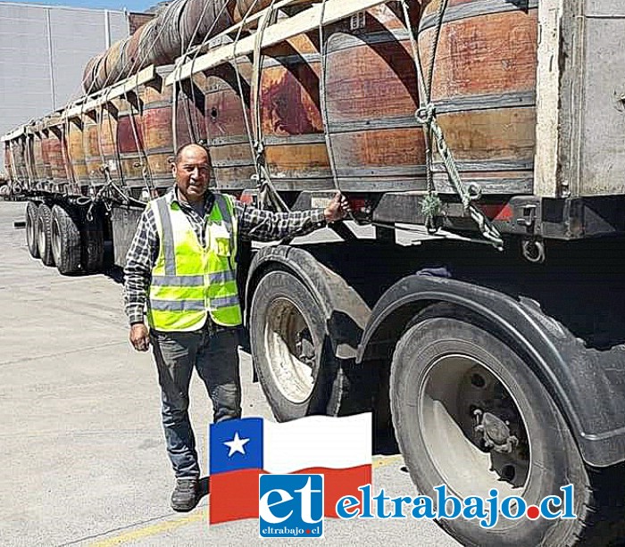 Arturo Zúñiga en plena faena con pipas de chicha.