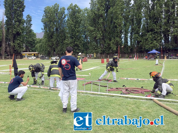 Los voluntarios en plena competencia.