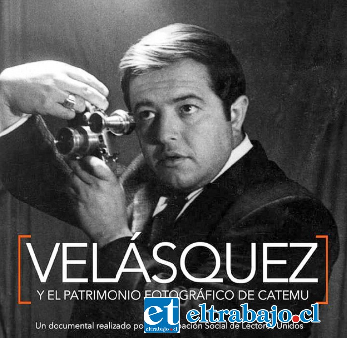 Enrique Velásquez Segura con su máquina fotográfica.