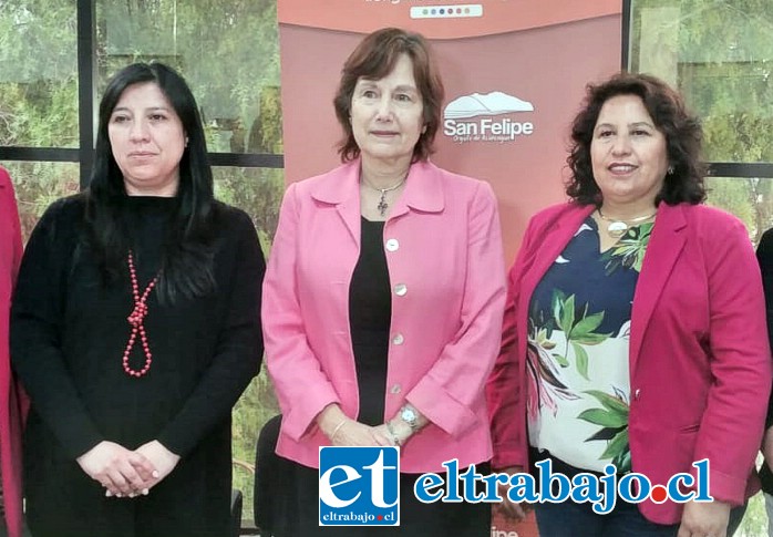 La directora regional del Sernameg, Vaninna Masman, la alcaldesa Carmen Castillo Taucher y la directora de Dideco, María Teresa Urbina.