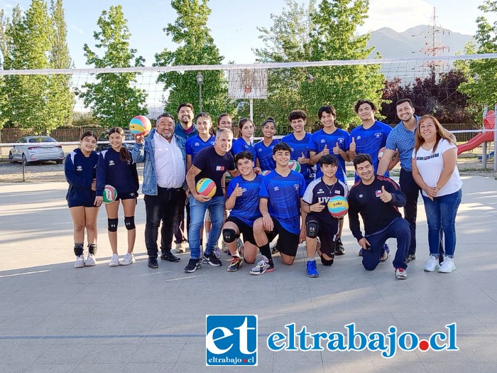 El ‘Club Unión Volley’ junto a parte de la directiva de la sede de la Villa El Carmen, en la inauguración de la nueva cancha de voleibol.