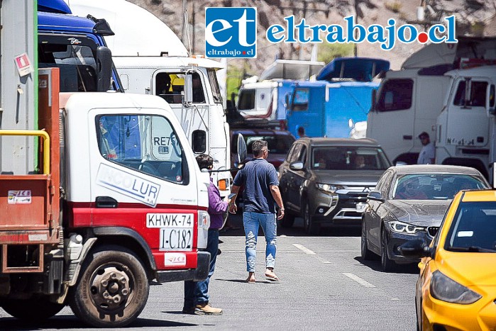 Camioneros bloquearon parcialmente el tránsito en el sector del puente El Rey. (Imagen gentileza Jorge Ampuero).