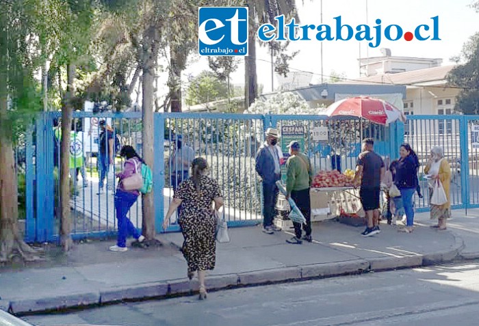 Usuarios saliendo del Cesfam San Felipe El Real debido a las emanaciones de amoniaco.