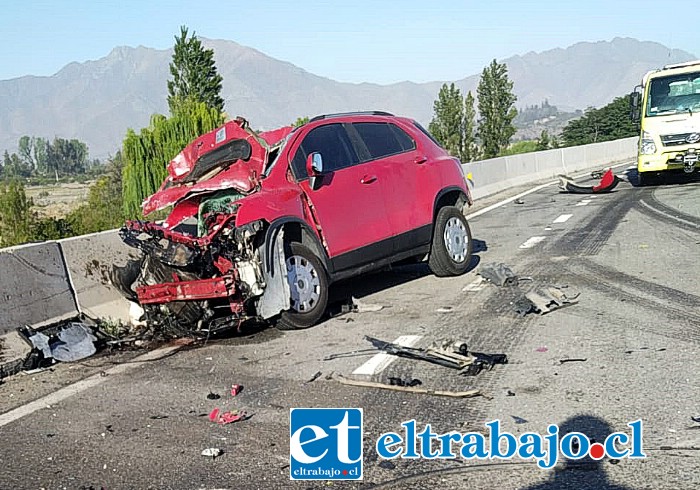 Personal del SAMU y Bomberos de San Felipe llegaron para poder rescatar a los conductores de ambos vehículos, quienes resultaron con lesiones graves.