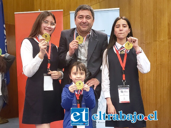 ¡FELICITACIONES!.- El profesor Carlos Montenegro junto a las alumnas Sofía Leiva (izquierda), la pequeña Matilde Montenegro de sólo 6 años y alumna de kinder, e Isabella Valdebenito, quienes representarán al país en el Mundial de Ciencias México 2023.