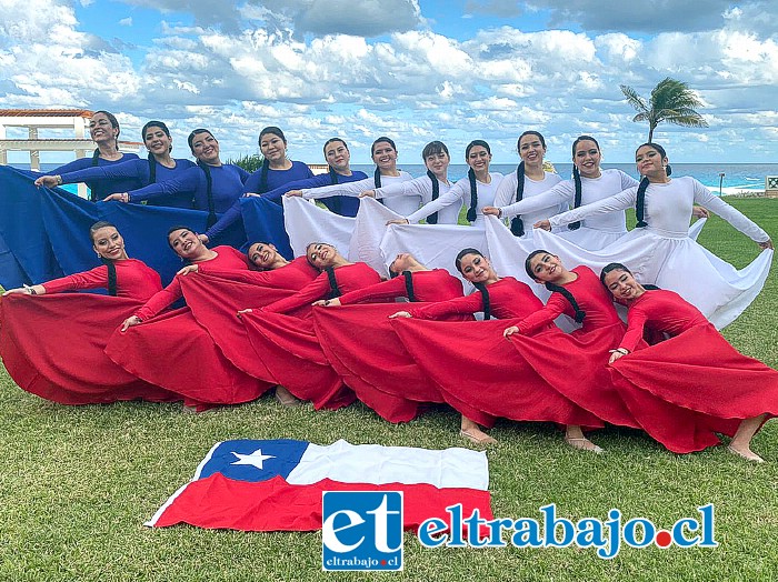 Las integrantes de ‘Media Punta’ formando la figura de nuestra bandera chilena.