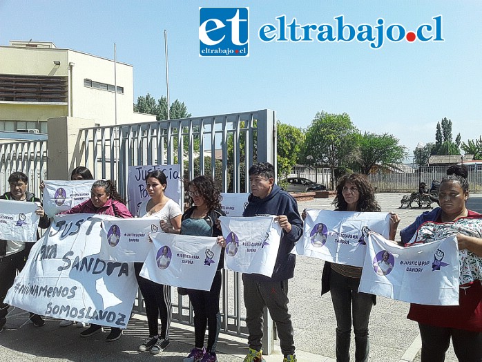 Hijas, amigas y amigos en las afueras del Tribunal con pancartas pidiendo justicia para Sandra.