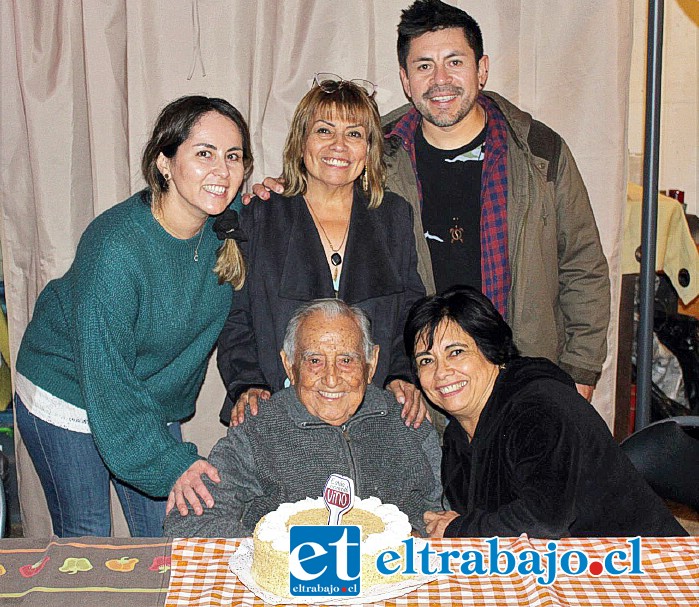 Hugo Reyes Zamora con sus hijos Claudia, Lucía, Cristóbal y Mónica.