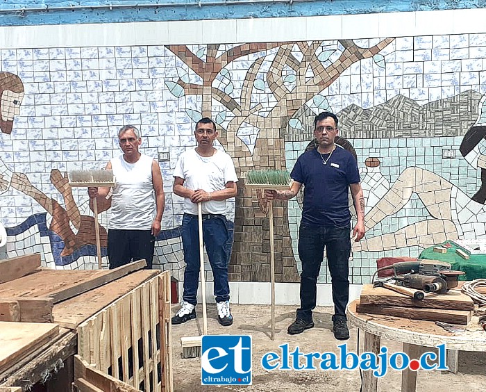 Internos de la cárcel de San Felipe se lucen confeccionando escobillones a partir de botellas plásticas.