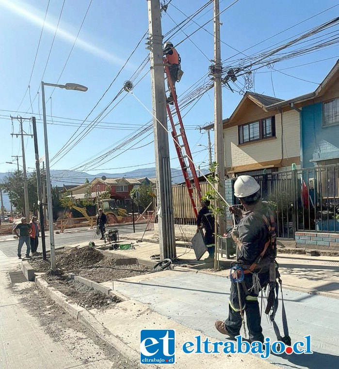 Chilquinta realizando trabajos de traslado de postes del tendido eléctrico.