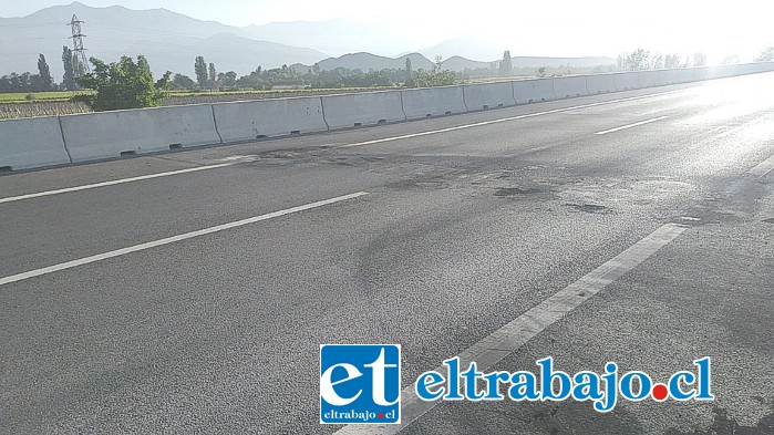 Estos son los vestigios de los neumáticos que fueron incendiados y cortaron el tránsito en la ruta 60 CH.