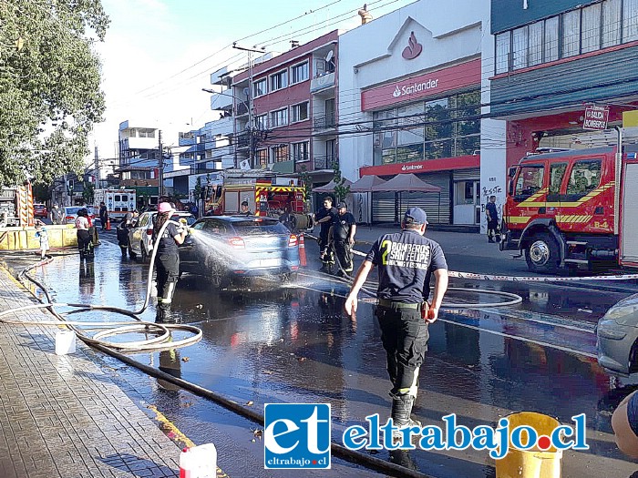 Voluntarios de Bomberos lavando autos frente al cuartel de la Primera Compañía.