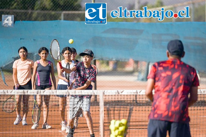 Niños del club de tenis aprendiendo a dar sus primeros golpes y ya subiendo a la red.