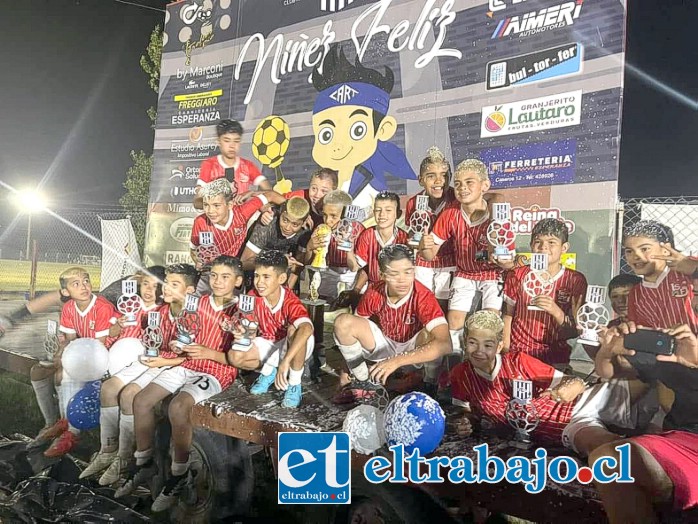 Posando para las cámaras con una réplica cada uno de la copa que ganaron.