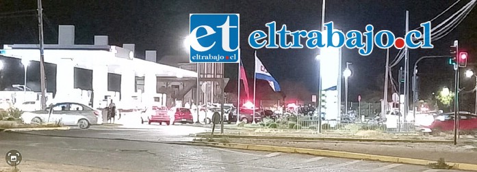 Automóviles reunidos en el servicentro de Chercán Tapia con Tocornal.