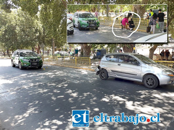 En esta posición quedaron ambos vehículos tras la colisión por alcance. En el recuadro, algunas personas asistiendo a una de las ocupantes del automóvil particular.