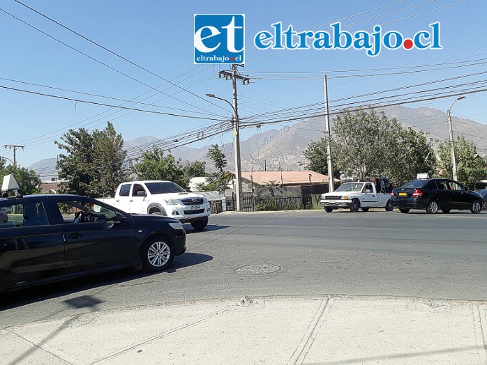 Numerosos vehículos pasando por Avenida Encón, mientras desde los costados otros deben esperar su turno.