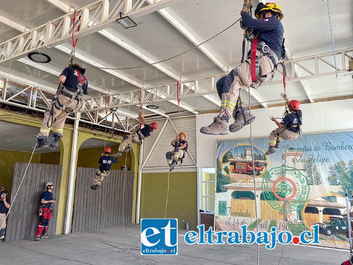 Bomberos desarrollan nuevas habilidades gracias a la capacitación del curso ‘Grimp’.