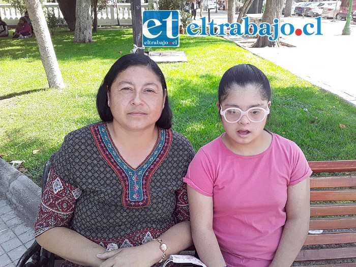 Victoria junto a su hija Sofía, espera lo antes posible poder operarla.