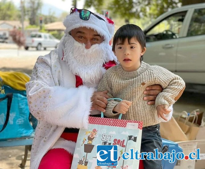 Guillermo Lillo vestido como 'ayudante' del Viejito Pascuero en San Felipe.