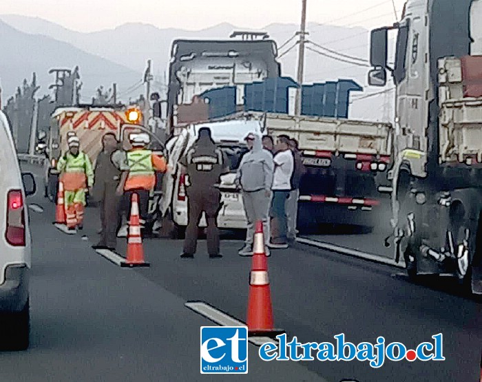 Carabineros adopta el procedimiento en el lugar de los hechos, donde puede apreciarse la violencia del impacto. (Foto: Gentileza de Fuerza Informativa Aconcagua)