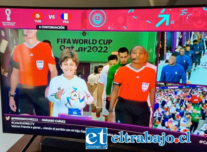 Benjamín Barrera justo en el momento en que toma el balón del partido de la selección Francesa versus Túnez.