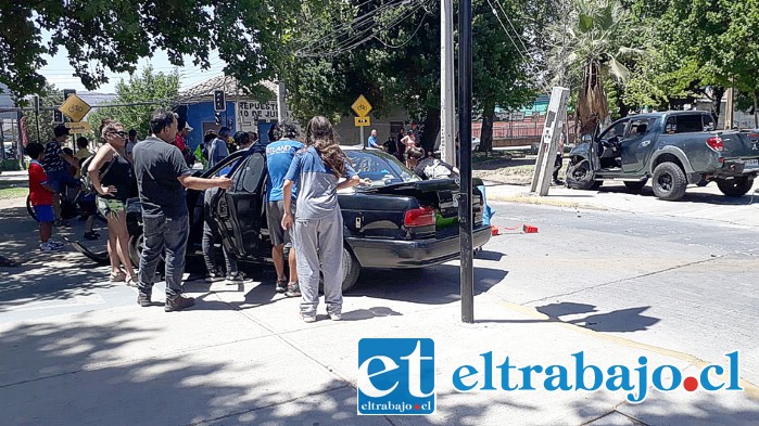 En esta posición quedaron los dos vehículos tras la colisión de alta energía, mientras varias personas trataron de rescatar a los ocupantes del automóvil.