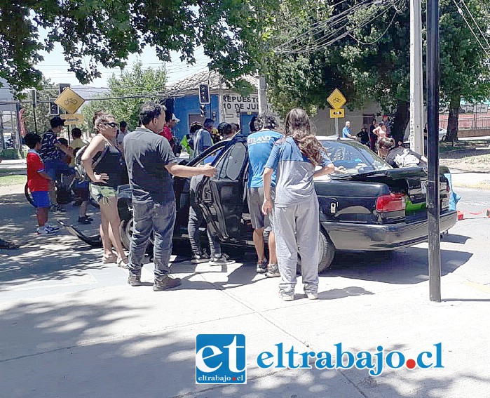 En este vehículo viajaba Linda Cornejo, en calidad de ‘pasajera’, resultando seriamente herida principalmente en sus brazos y manos que no puede usar para preparar sus productos.