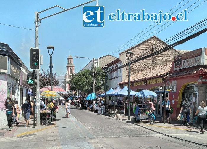 El plan ‘Navidad Segura’ apunta principalmente a prohibir el comercio ambulante en el damero central y así evitar imágenes como ésta de diciembre de 2021. (Foto archivo)