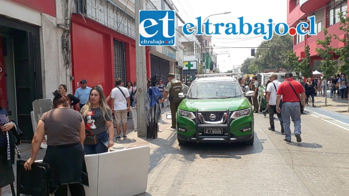 Carabineros presente en calle Prat para apaciguar los ánimos.