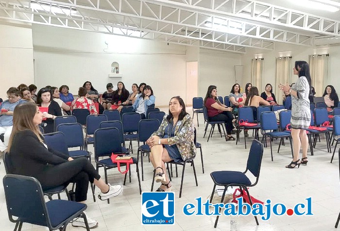 Todo el cuerpo docente del Liceo Bicentenario Corina Urbina participó del ciclo de capacitación.