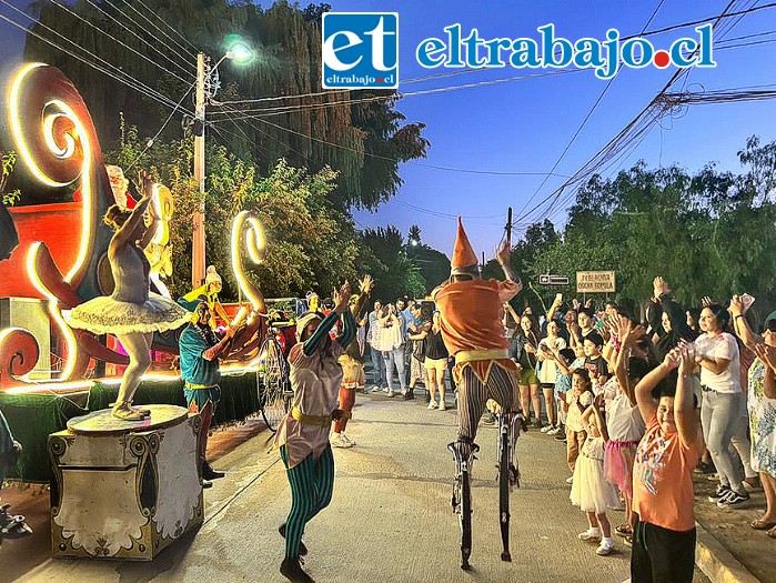 El Viejito Pascuero junto a sus bailarinas y duendes malabaristas.