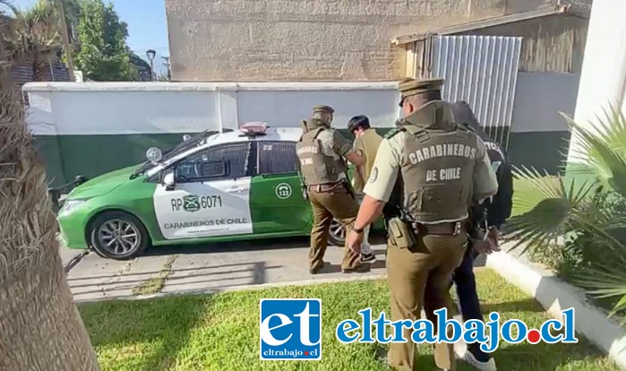 Los imputados siendo subidos a carro policial para ser trasladados a control de detención.