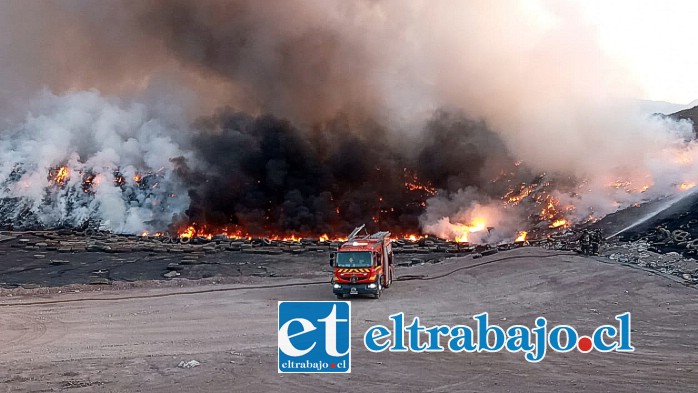 Arriba el panorama ayer a las 20 horas. Abajo, a las 21:30 horas el fuego aún no era controlado.