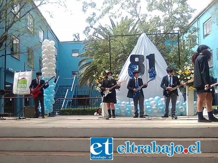 El grupo musical de la Escuela Industrial (Liceo Bicentenario) Guillermo Richards Cuevas celebrando el 81º aniversario.