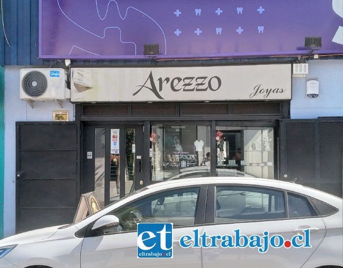 Delincuente robó diversas especies avaluadas en unos 20 millones de pesos desde joyería ‘Arezzo’.