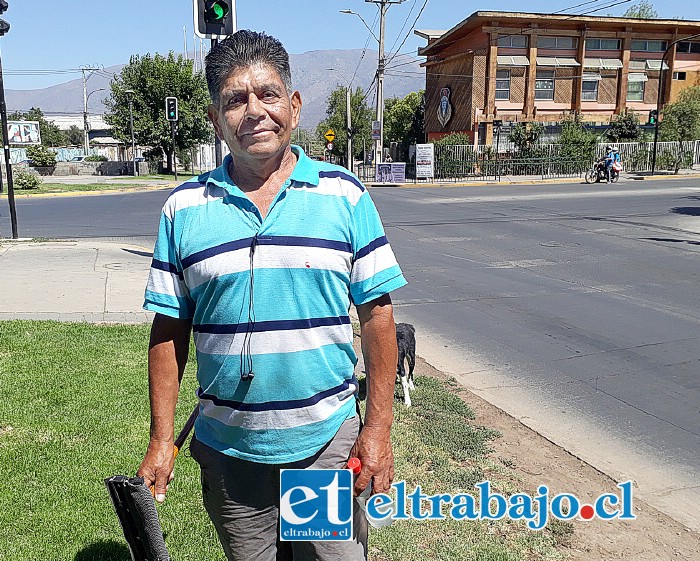 Juan Carlos Herrera posando para nuestro medio haciendo un alto en su lugar de trabajo.