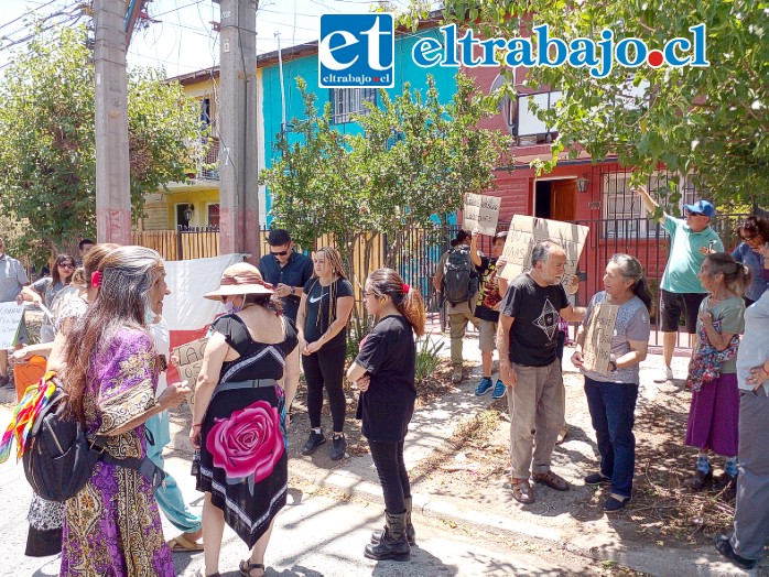 Vecinos de la Población Pedro Aguirre Cerda se manifestaron en calle Víctor Lafón por la tardanza en reponer el servicio eléctrico luego de los fuertes vientos de este domingo.