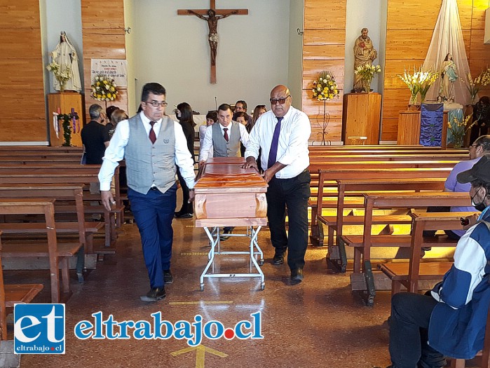 Personal de pompas fúnebre retira el ataúd de la Iglesia de La Merced.