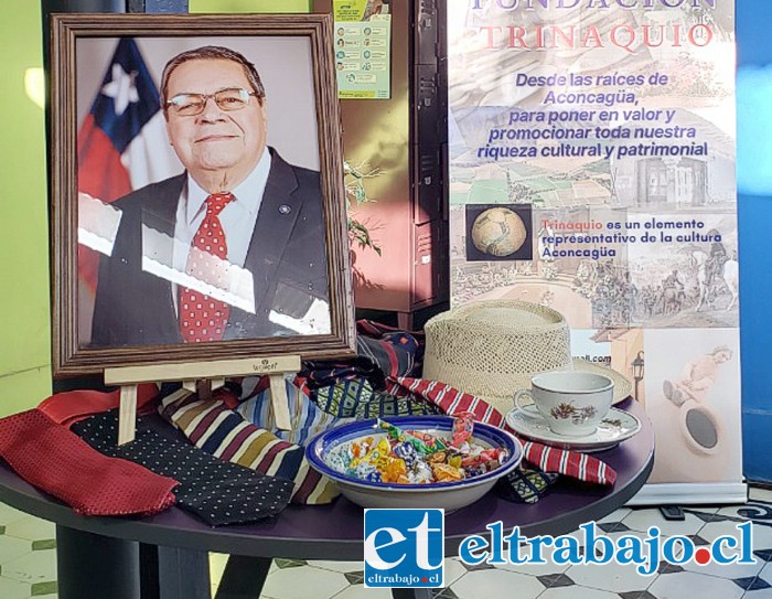 SIEMPRE PRESENTE.- En la ocasión, sobre una mesita, la foto de Rolando, su sombrero, sus corbatas y sus infaltables caramelos que llevaba siempre consigo para endulzar la vida de los demás.