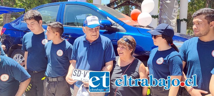 El ganador del automóvil 0 kilómetros, Guillermo Madrid, junto a su esposa Teresita Vicencio y voluntarios de la 4ª Compañía.