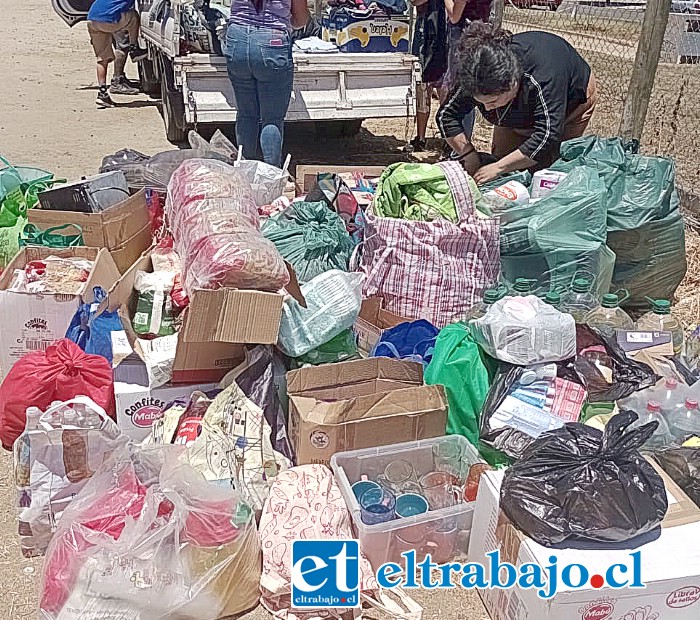 Agua, pañales, útiles de aseo, etc., fueron entregados el mismo día sábado 24 de diciembre, tanto a los afectados en el mismo cerro, como así también en centros de acopio de la ciudad jardín.